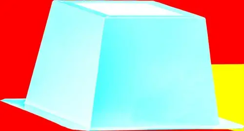 Blaue Kunststoffform auf rotem und gelbem Hintergrund, vermutlich zur Verwendung mit Wolf-Produkten. Form zeigt eine schlichte, quadratische Bauweise ohne erkennbare Details.